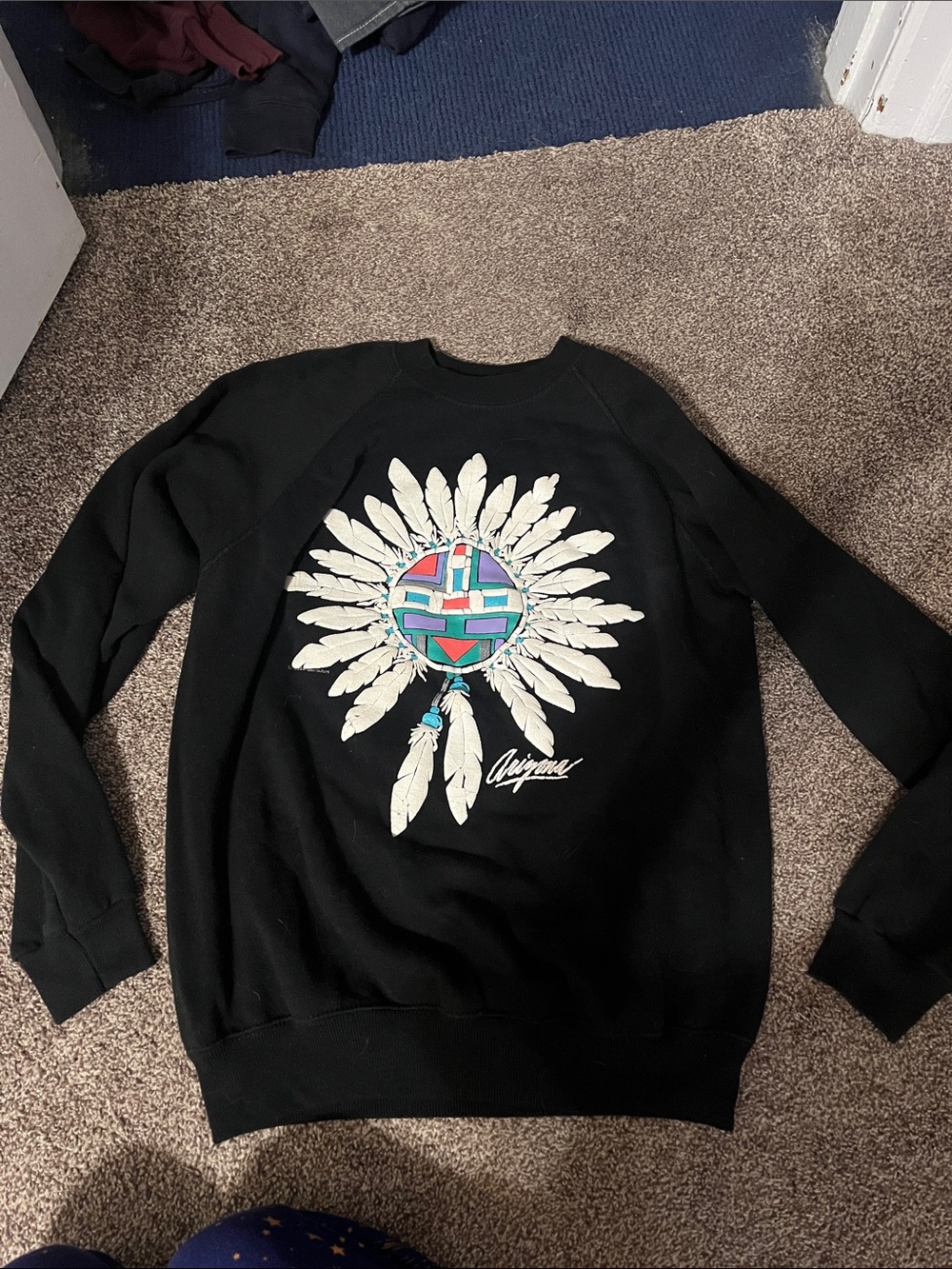 Vintage Arizona Black Crewneck Sweatshirt with Feathers Graphic